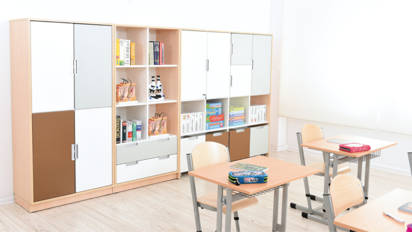 Bilden visar ett möblerat klassrum. Skåp, bord och stolar från sortimentet. ABA Skol.